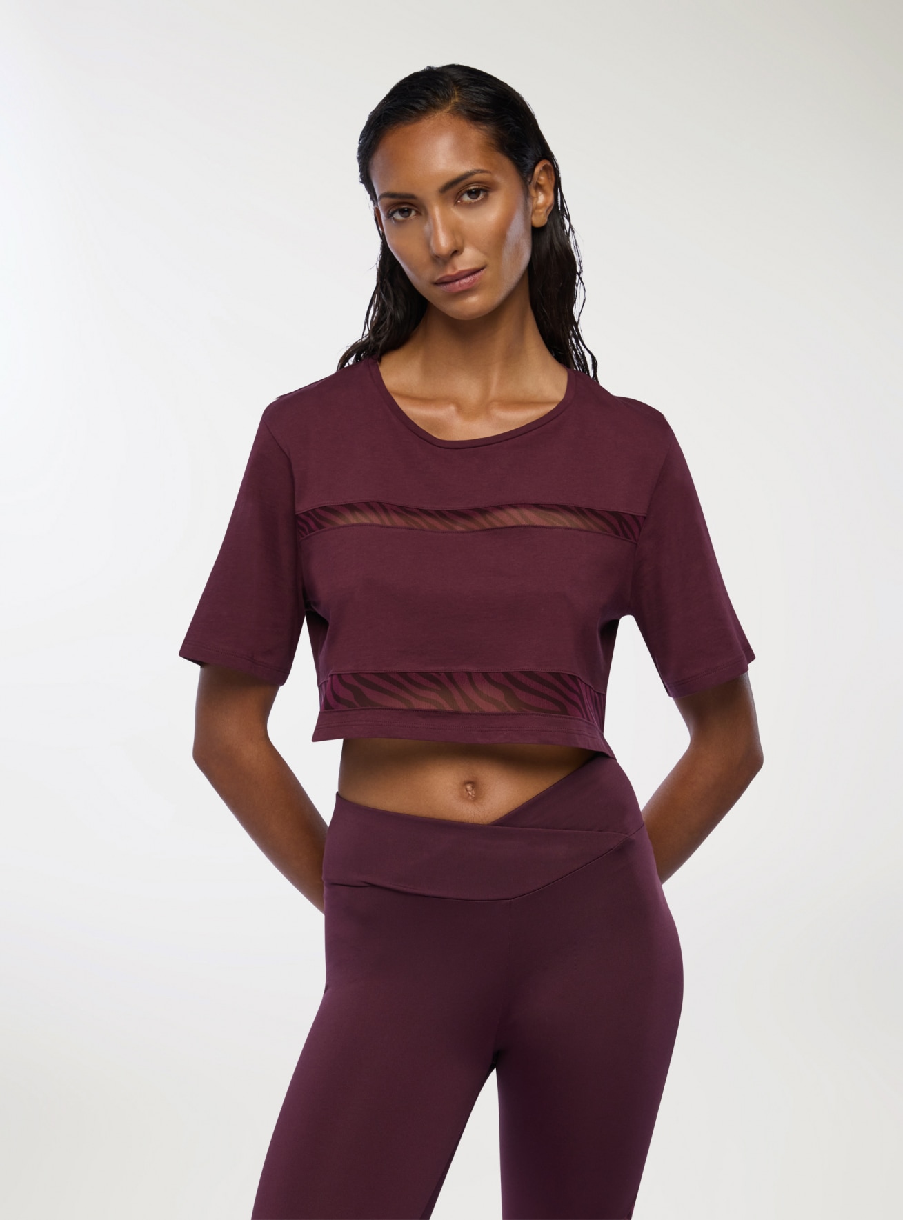 T-shirt sportiva crop con trasparenze