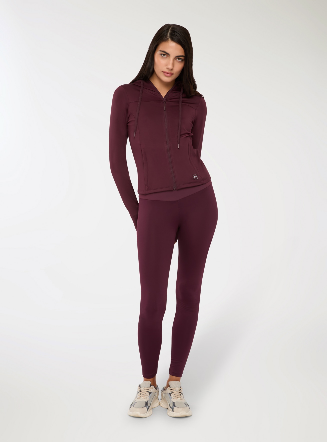 Sudadera deportiva con capucha y cremallera