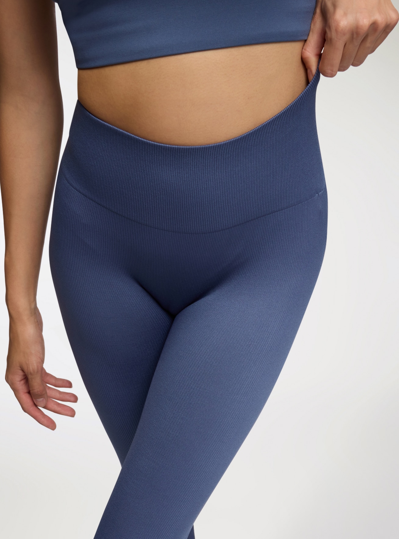 Seamless sports leggings with ruching