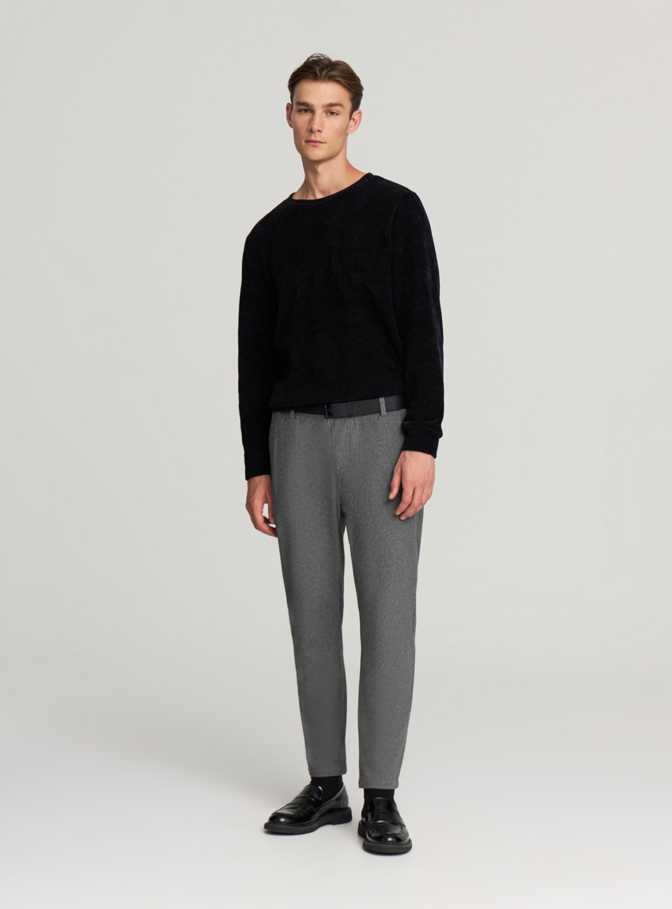 Pantaloni con vita elasticizzata e pinces