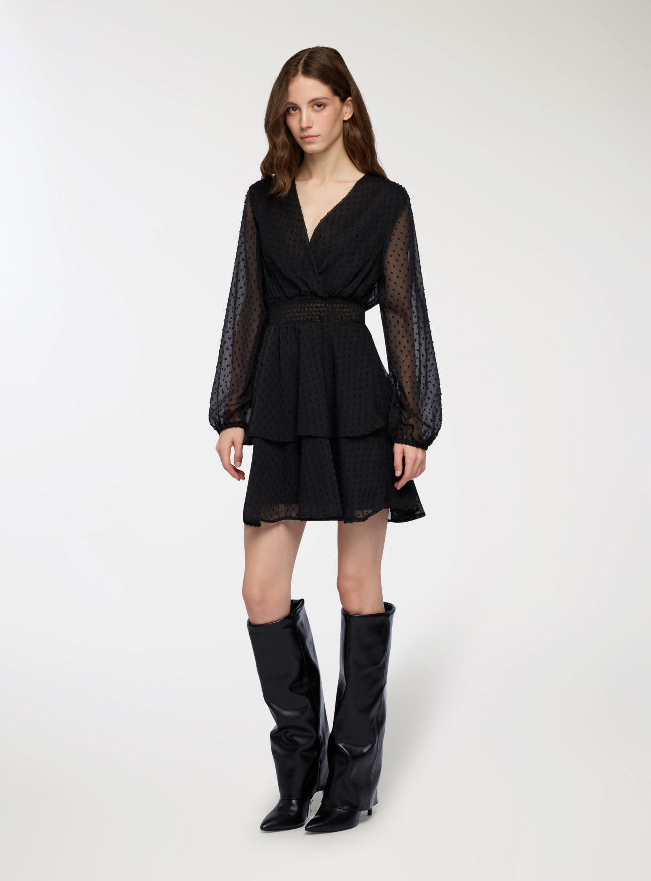 Vestito con balze e maniche lunghe