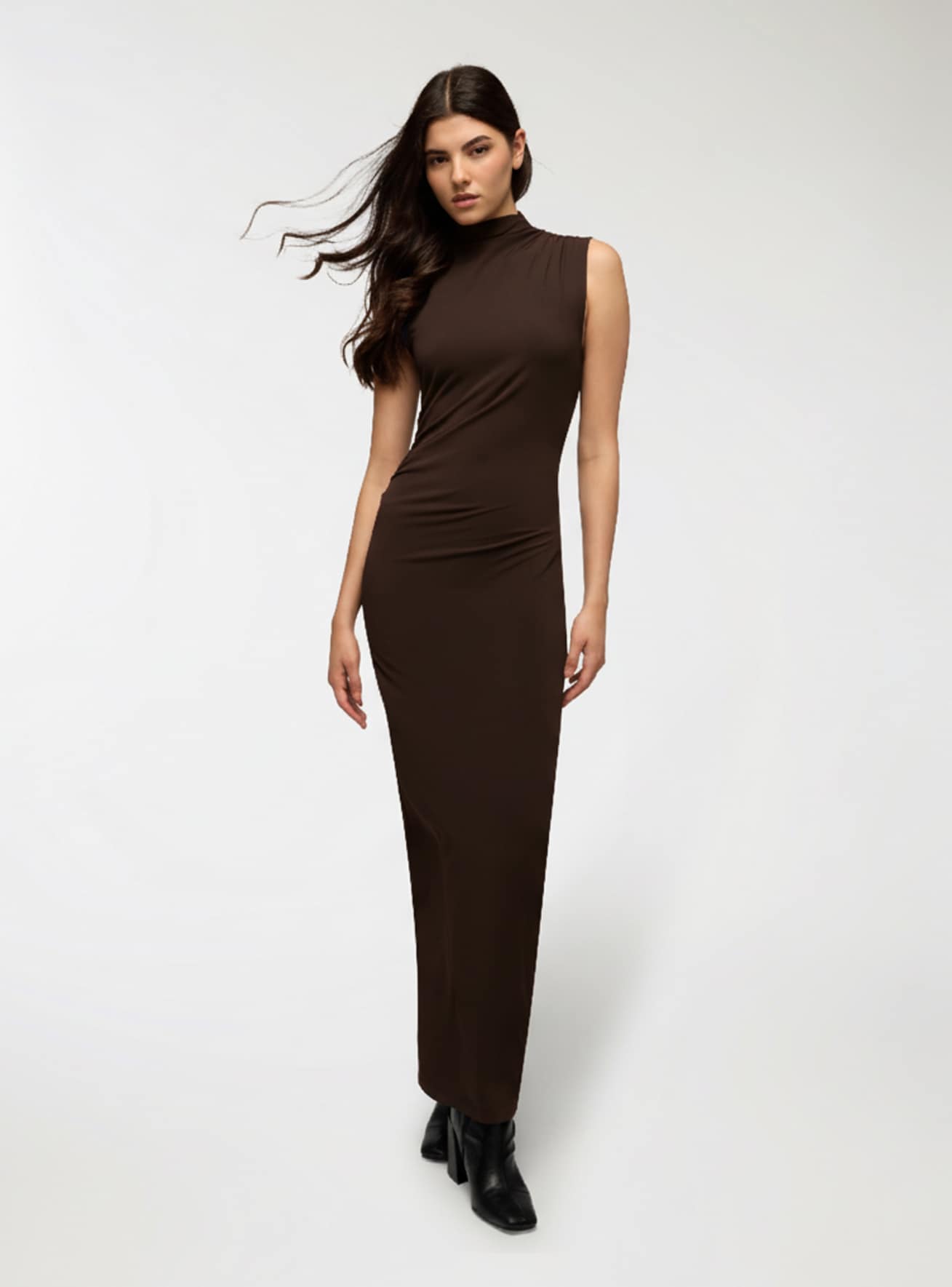 Robe longue drapée col montant