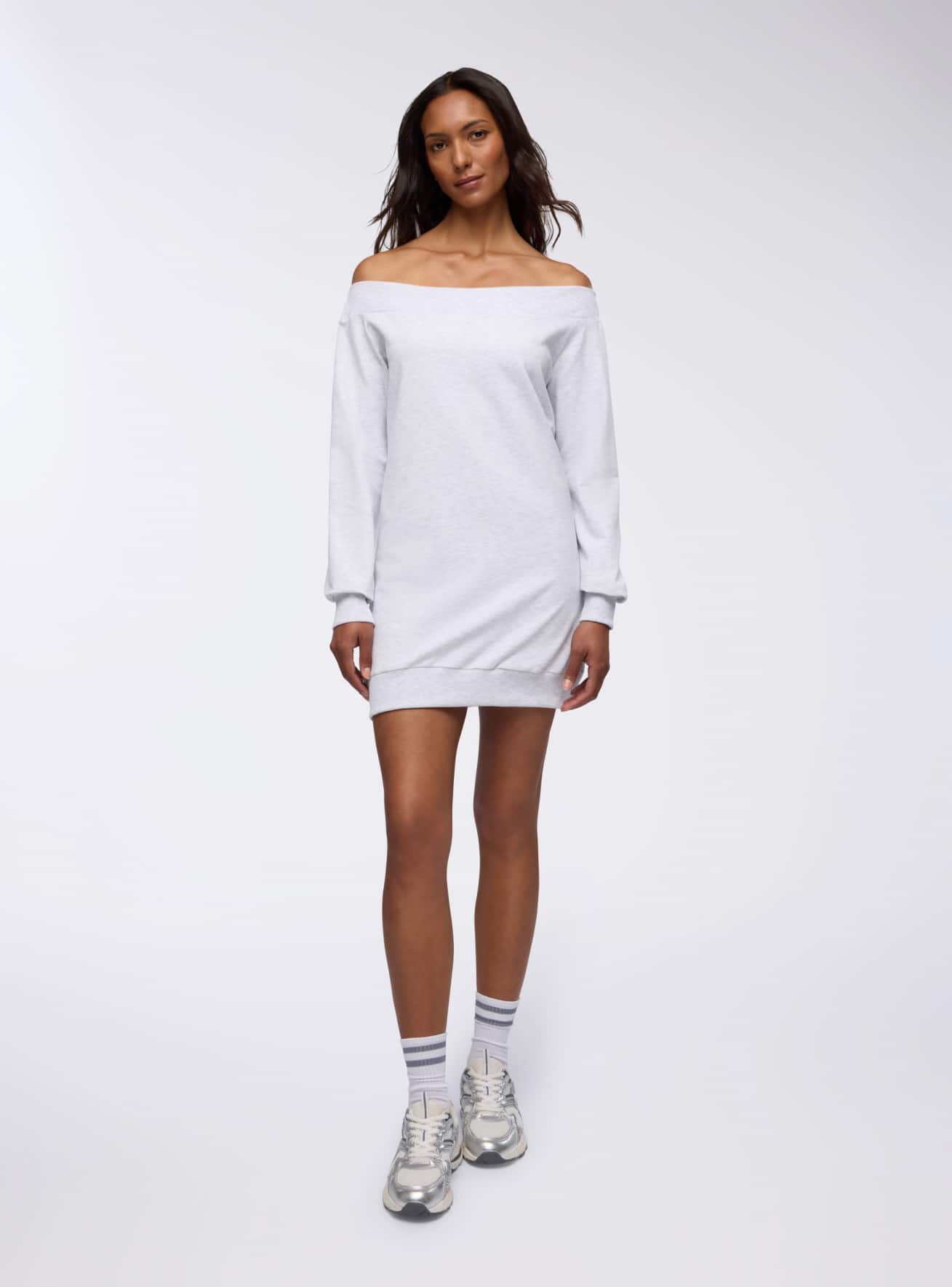 Vestito a felpa con spalle scoperte