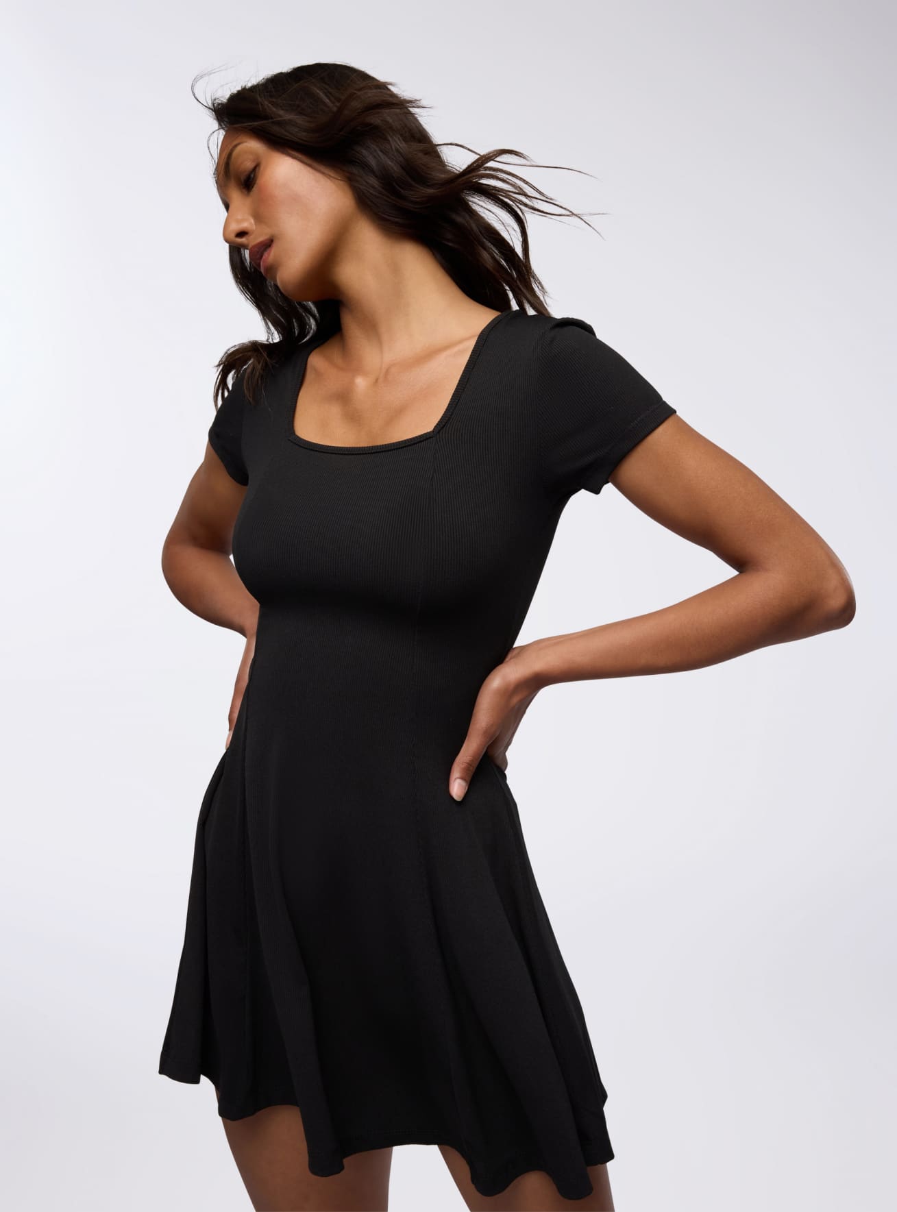 Vestito con scollo quadrato a maniche corte