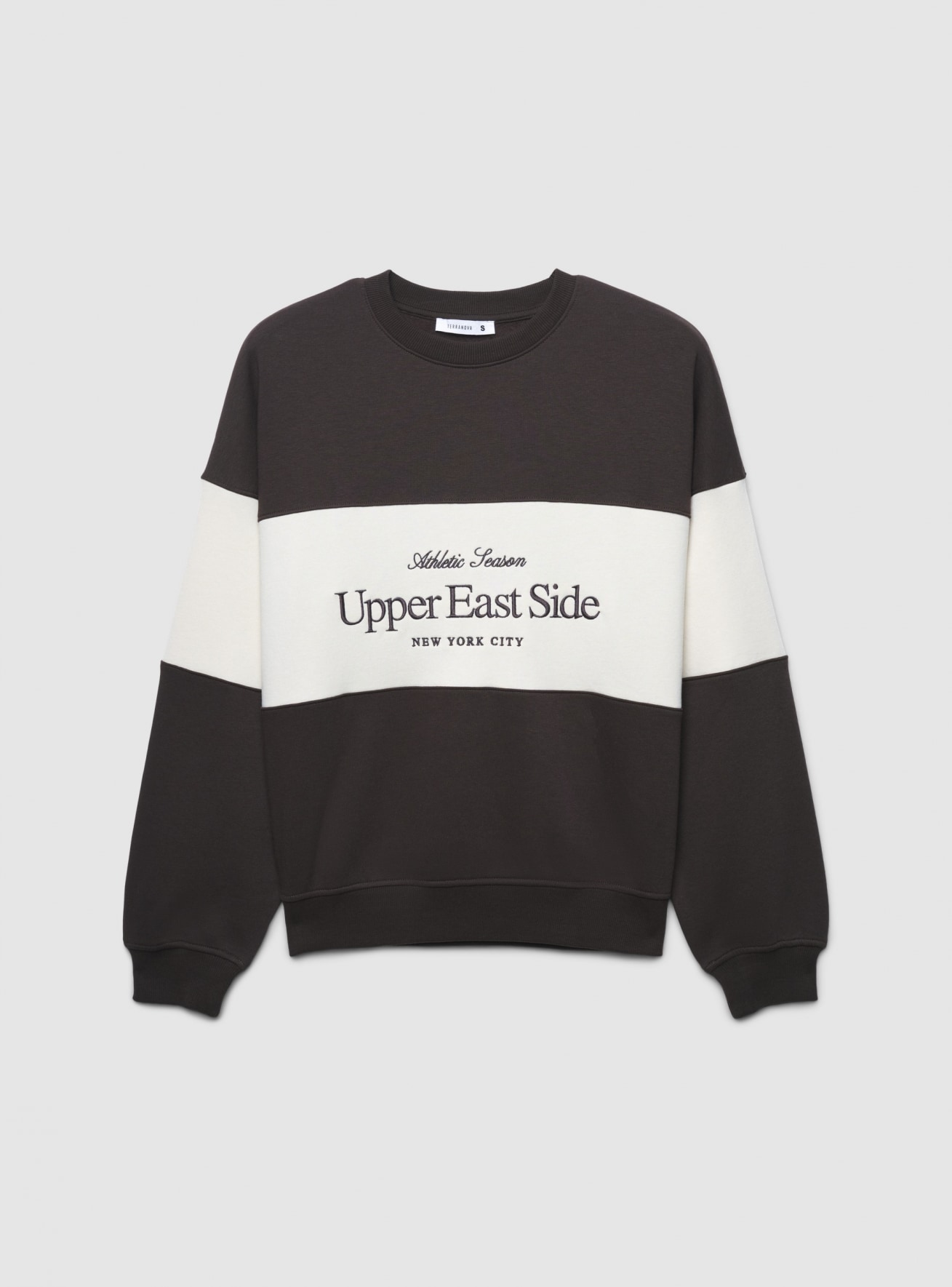 Sudadera amplia bicolor con bordado estilo universitario