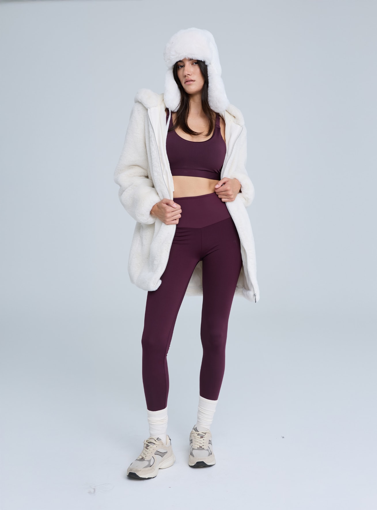 Płaszcz ze sztucznego futra z kapturem