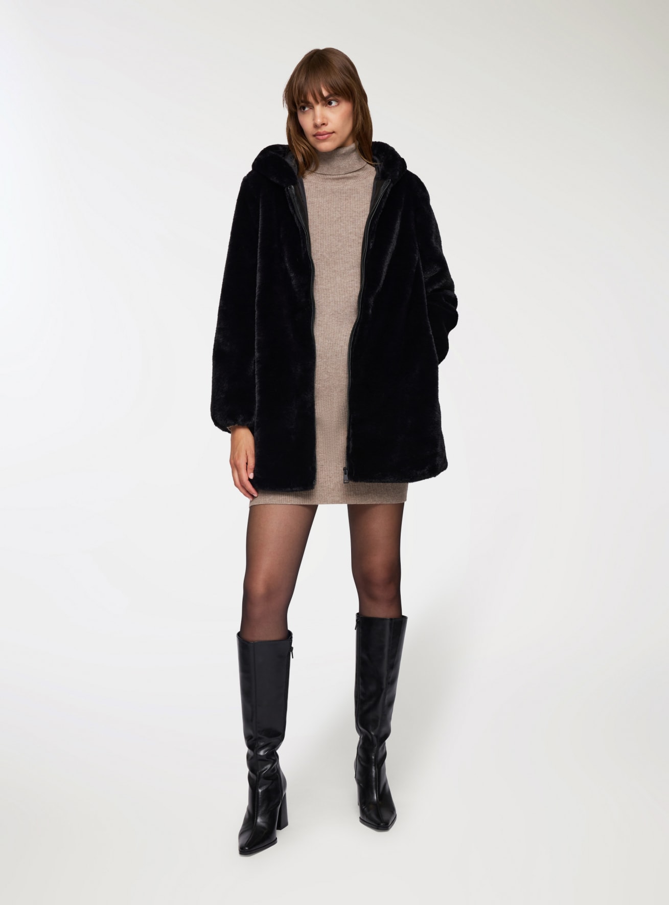 Płaszcz z futerkiem ekologicznym z kapturem