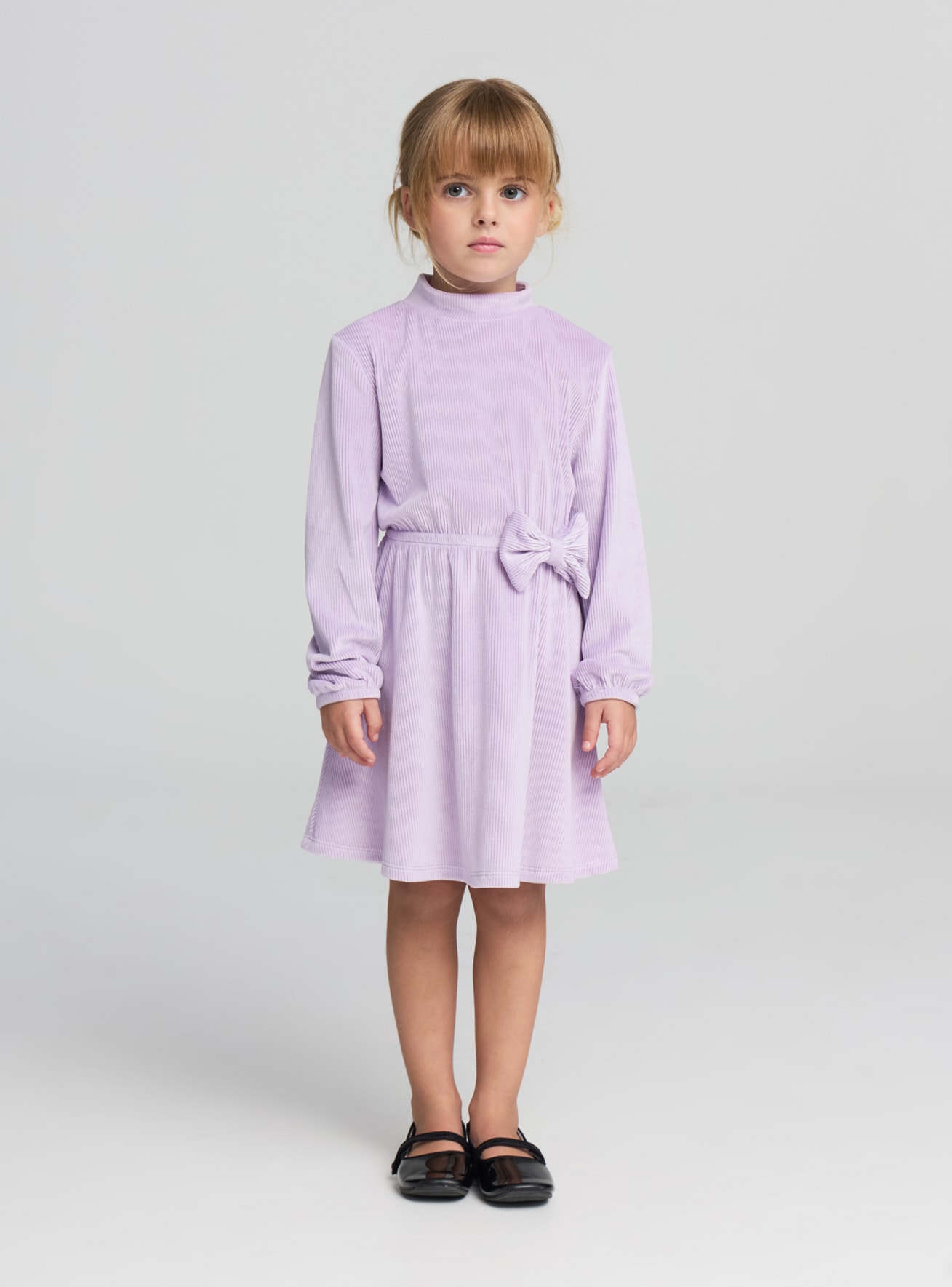 Sukienka z prążkowanego materiału z kokardą przy szyi