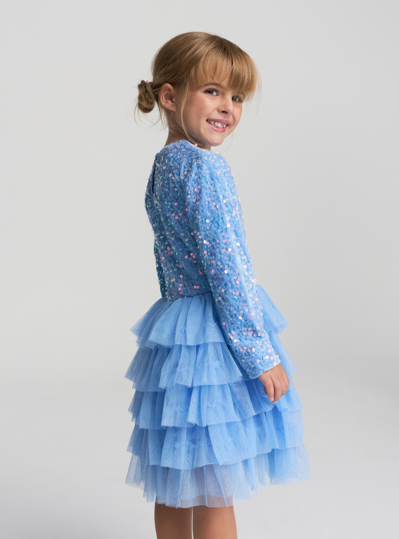 Sukienka z cekinami i falbanami z tiulu