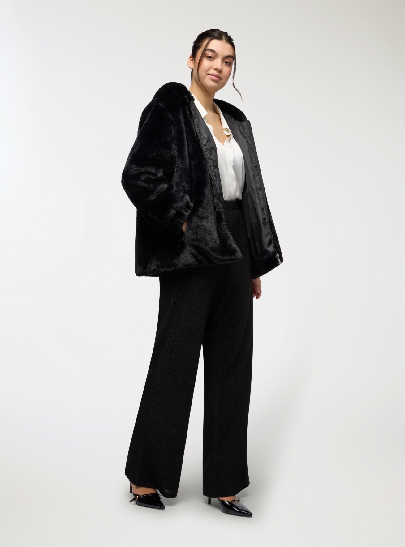 Cappotto corto in similpelliccia con cappuccio