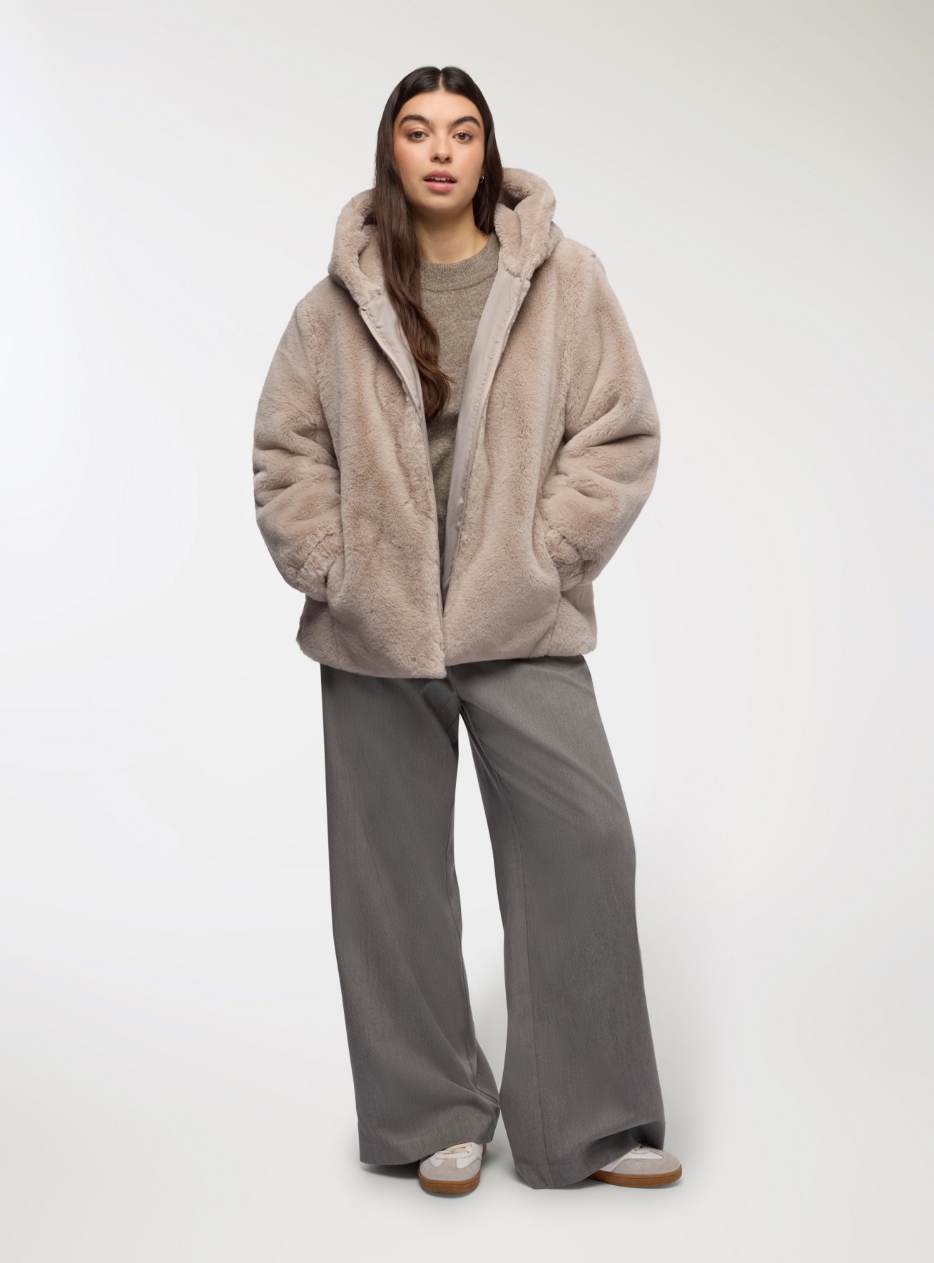 Cappotto corto in similpelliccia con cappuccio
