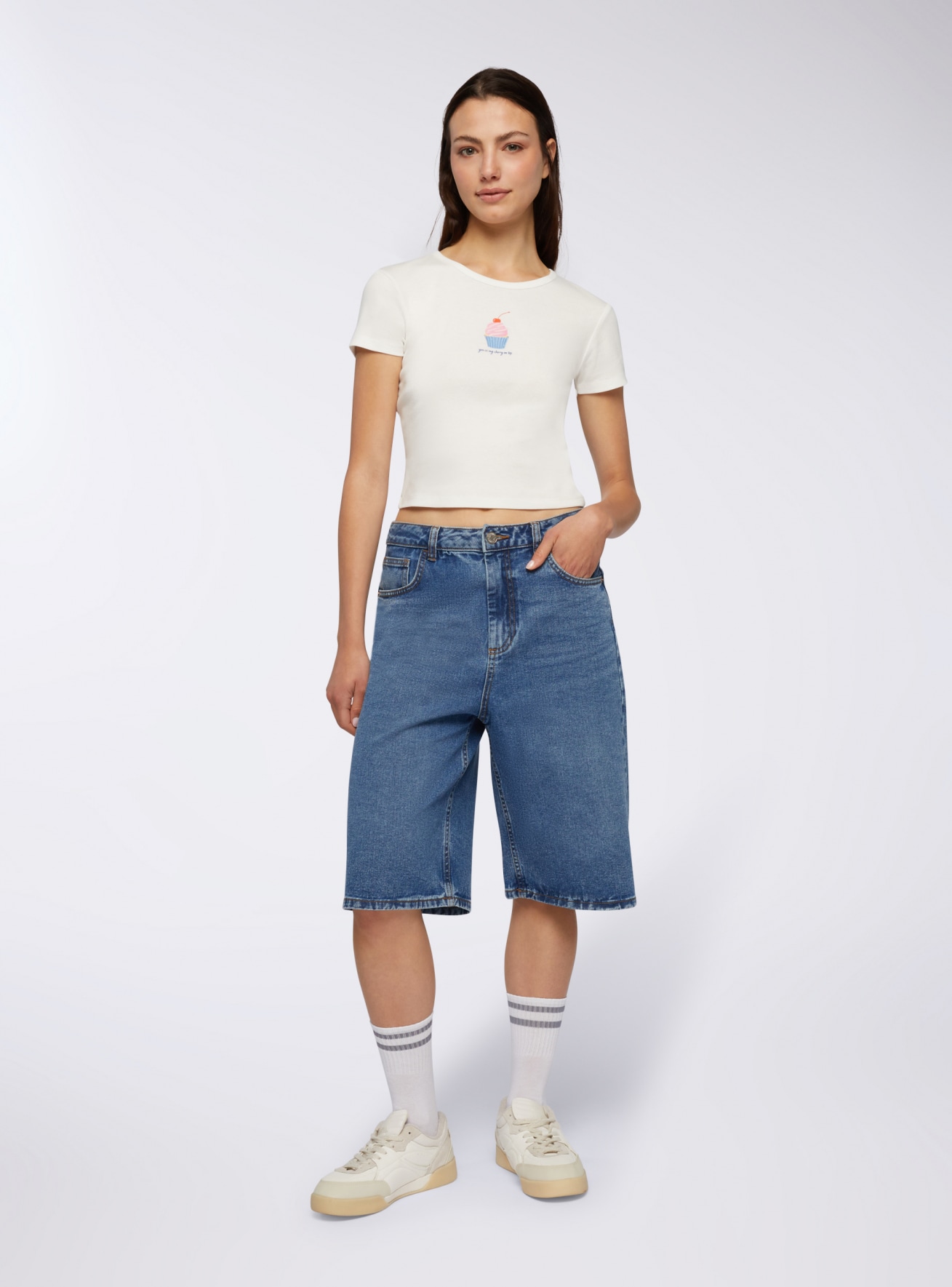 T-shirt crop con stampa cupcake e scritta