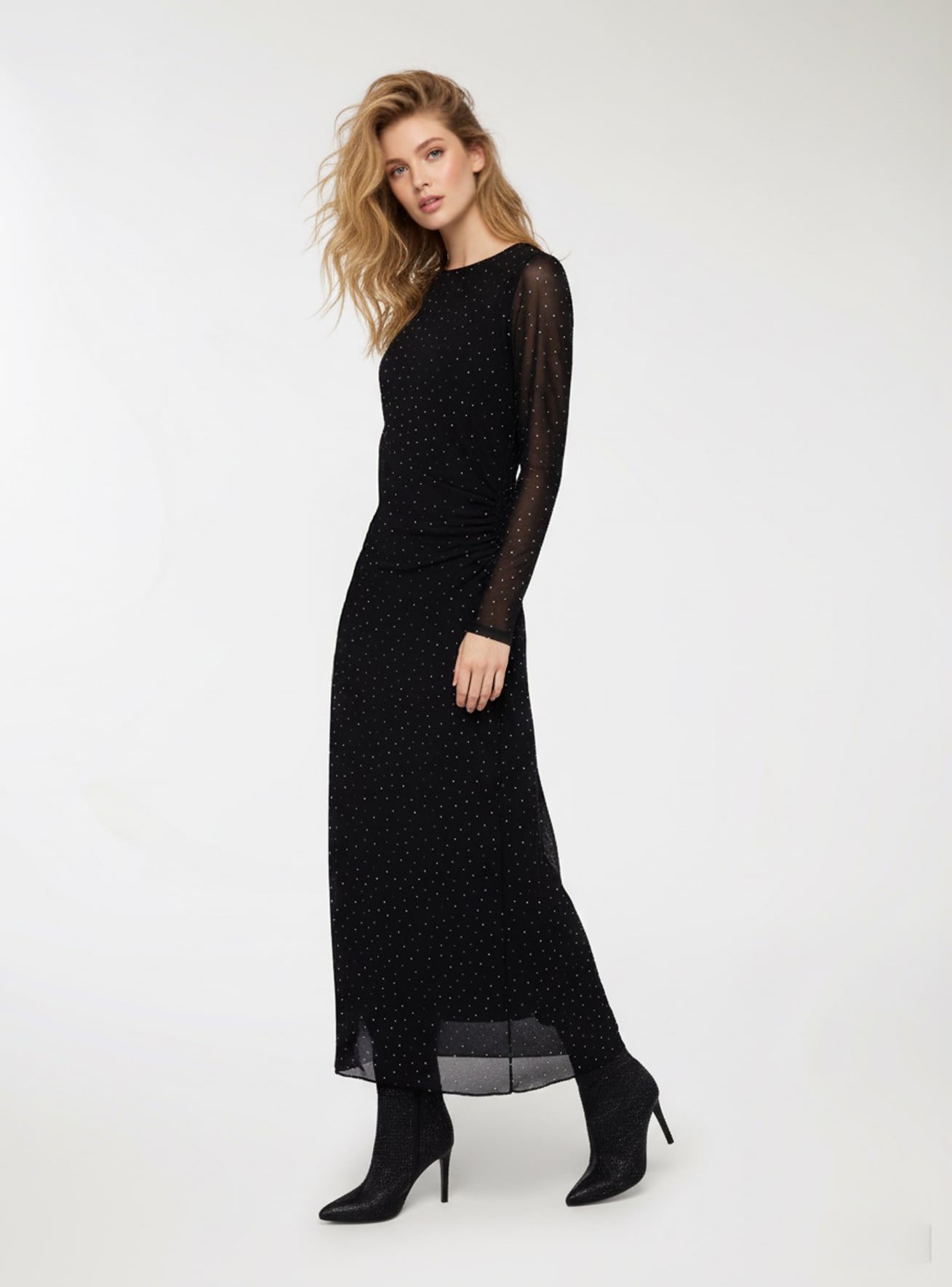 Błyszcząca sukienka z okrągłym dekoltem