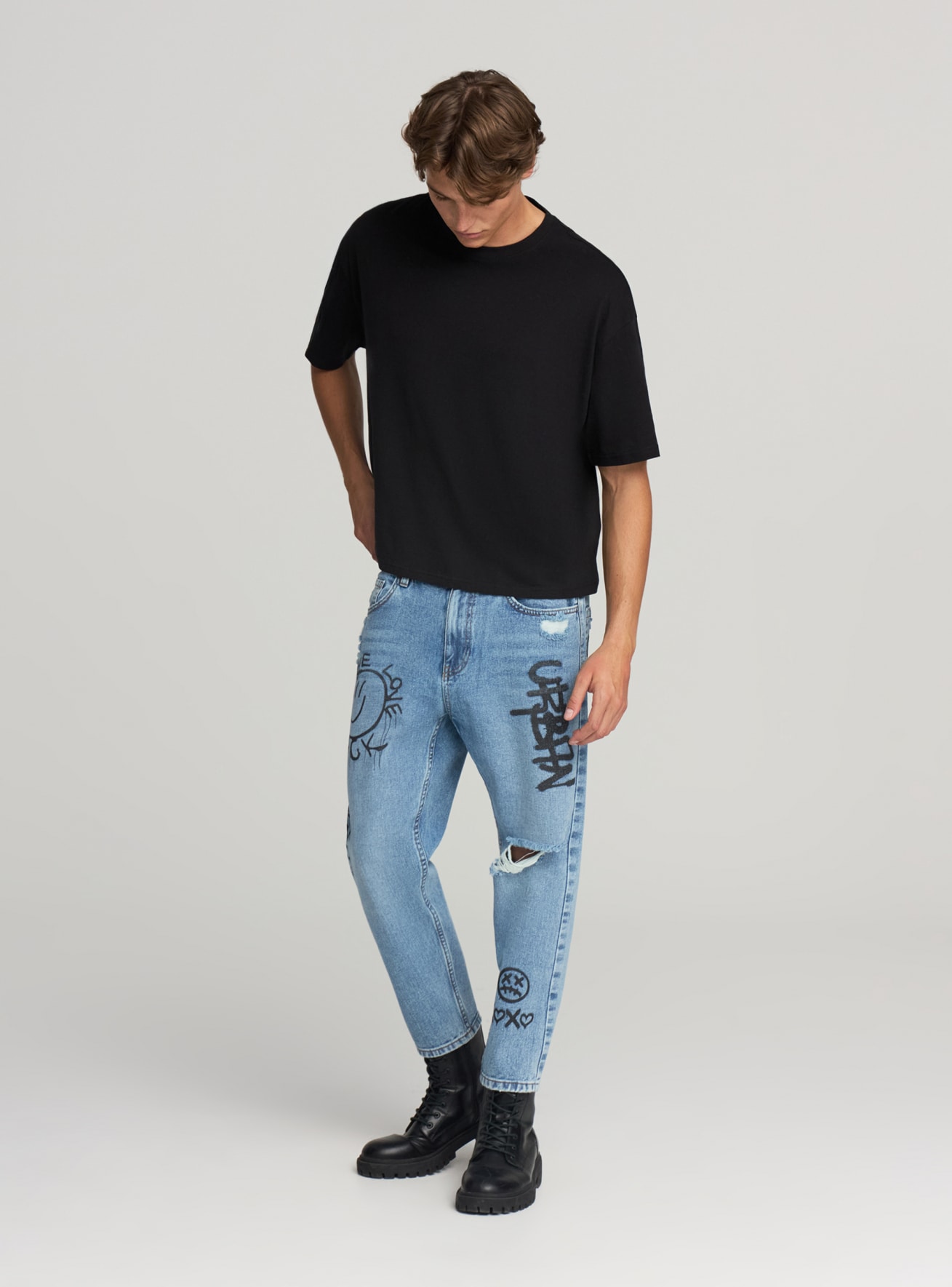 Jeans loose fit con graffiti e strappi