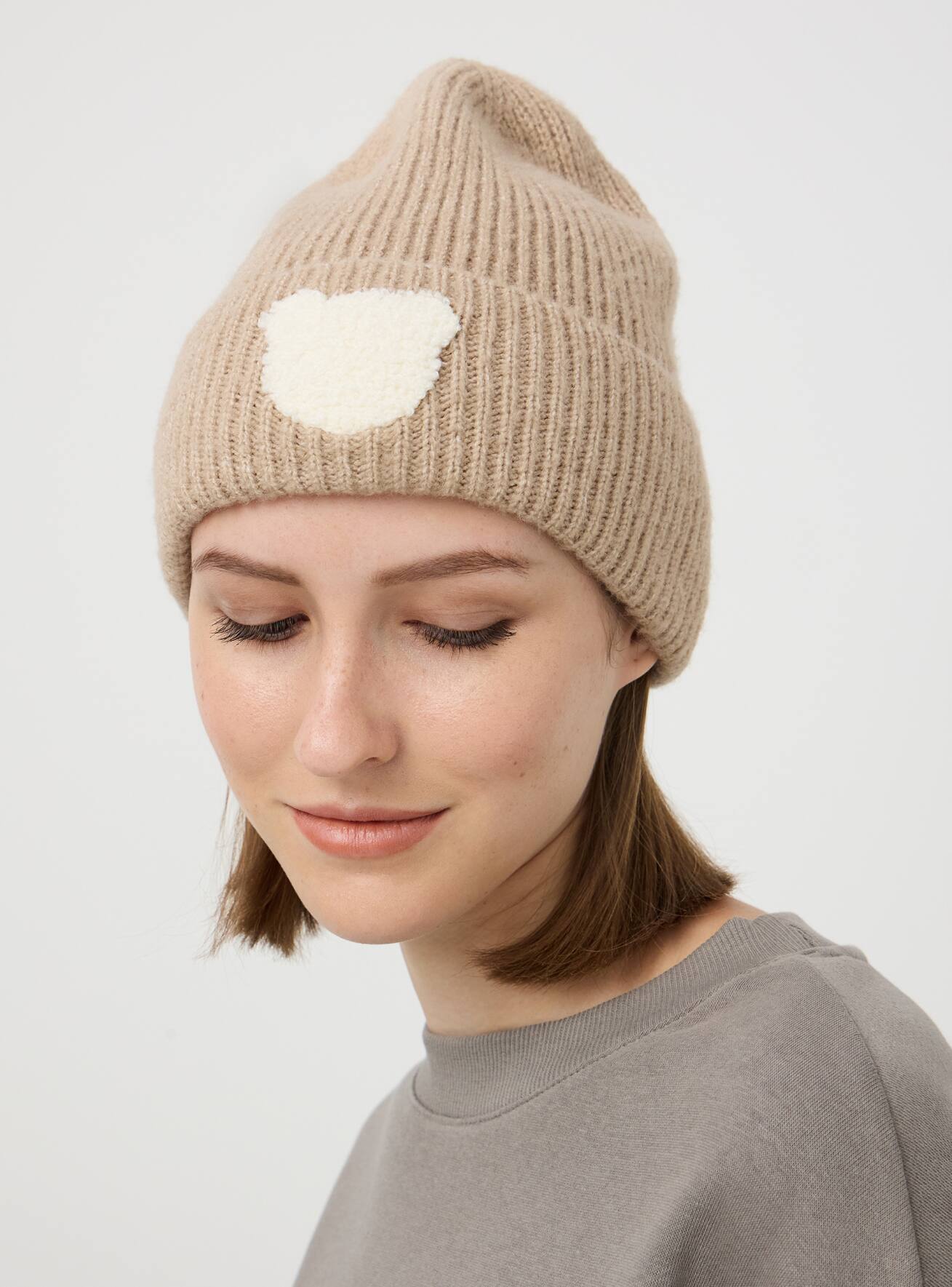 Small-Hat Woman Terranova