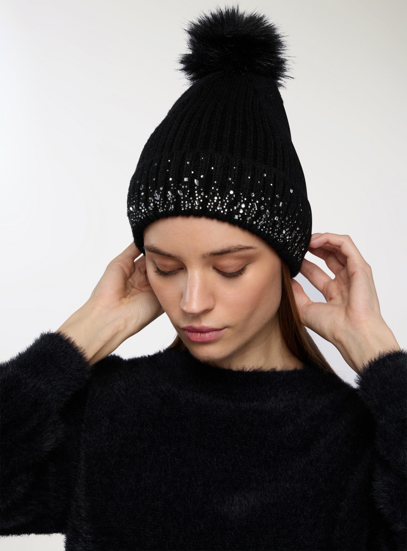 Berretto a coste con pon pon e strass
