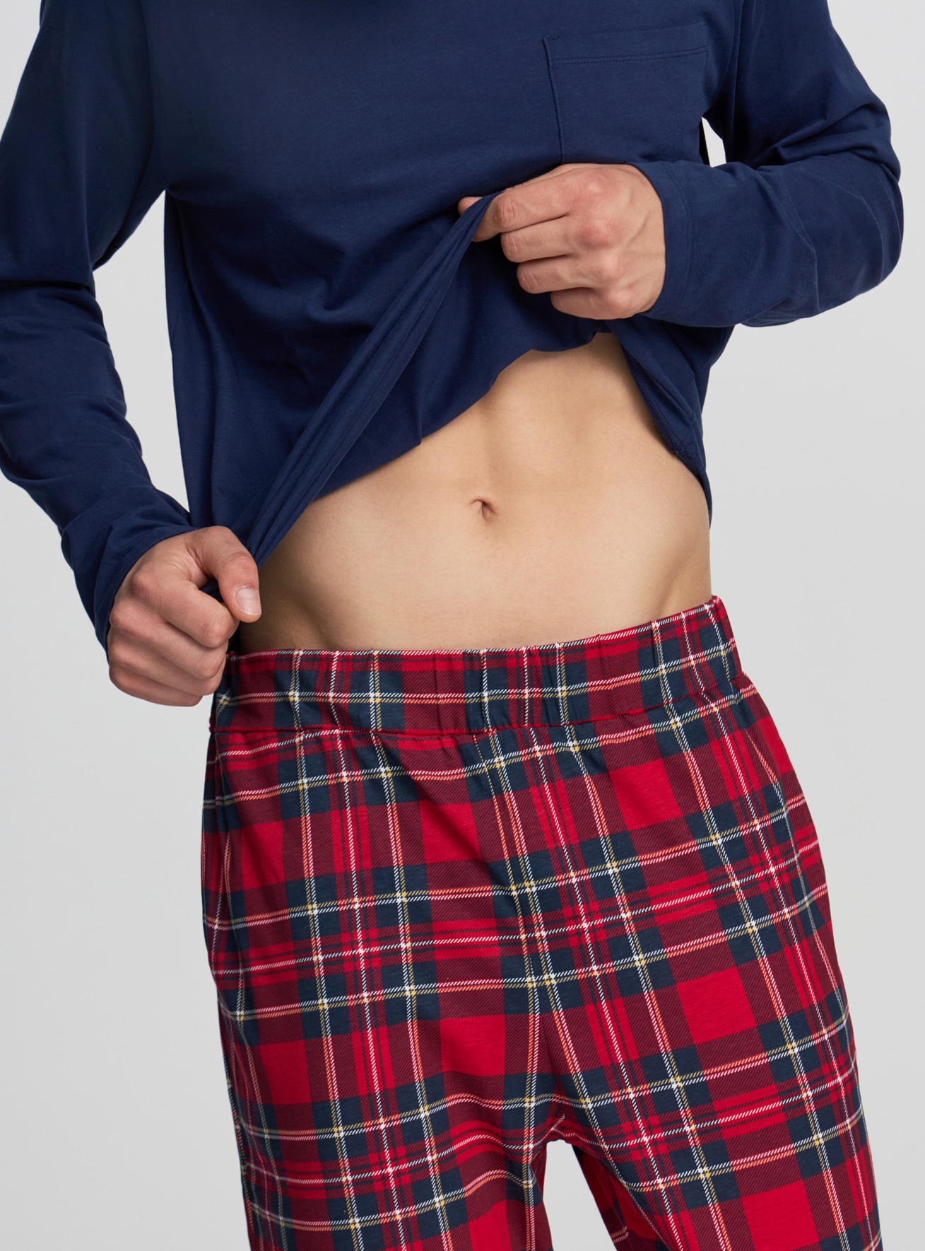 Pigiama con maglia e pantaloni a quadri