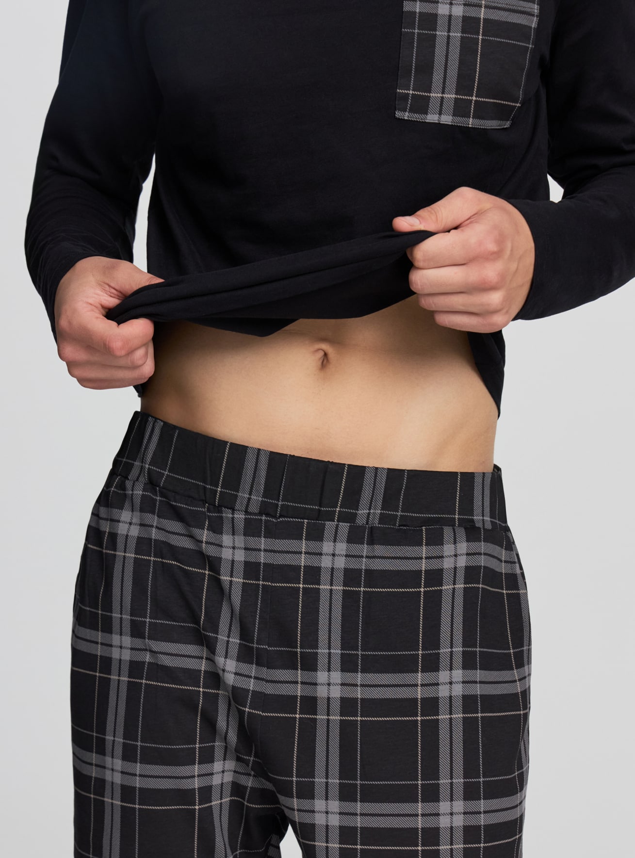 Pigiama con maglia e pantaloni a quadri