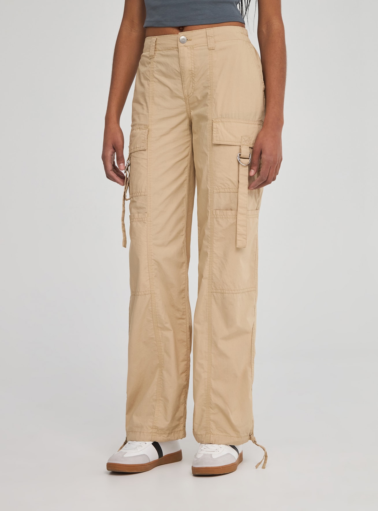 Pantalón cargo color liso beige | Terranova