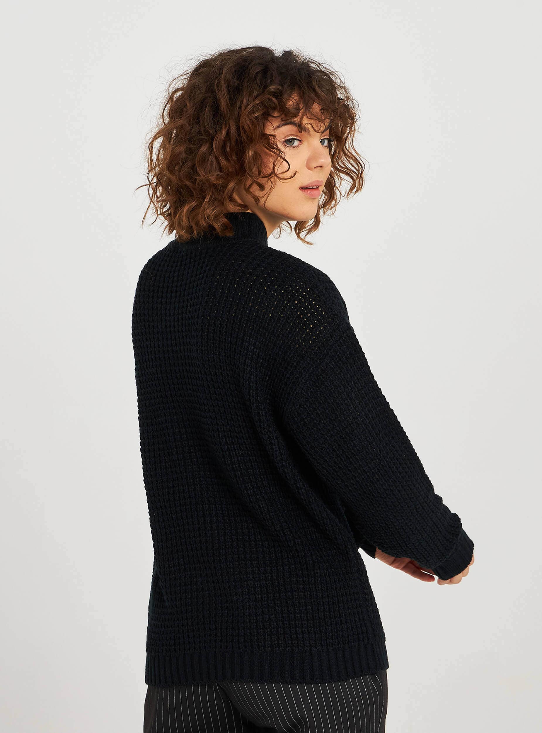black high neck sweatshirt