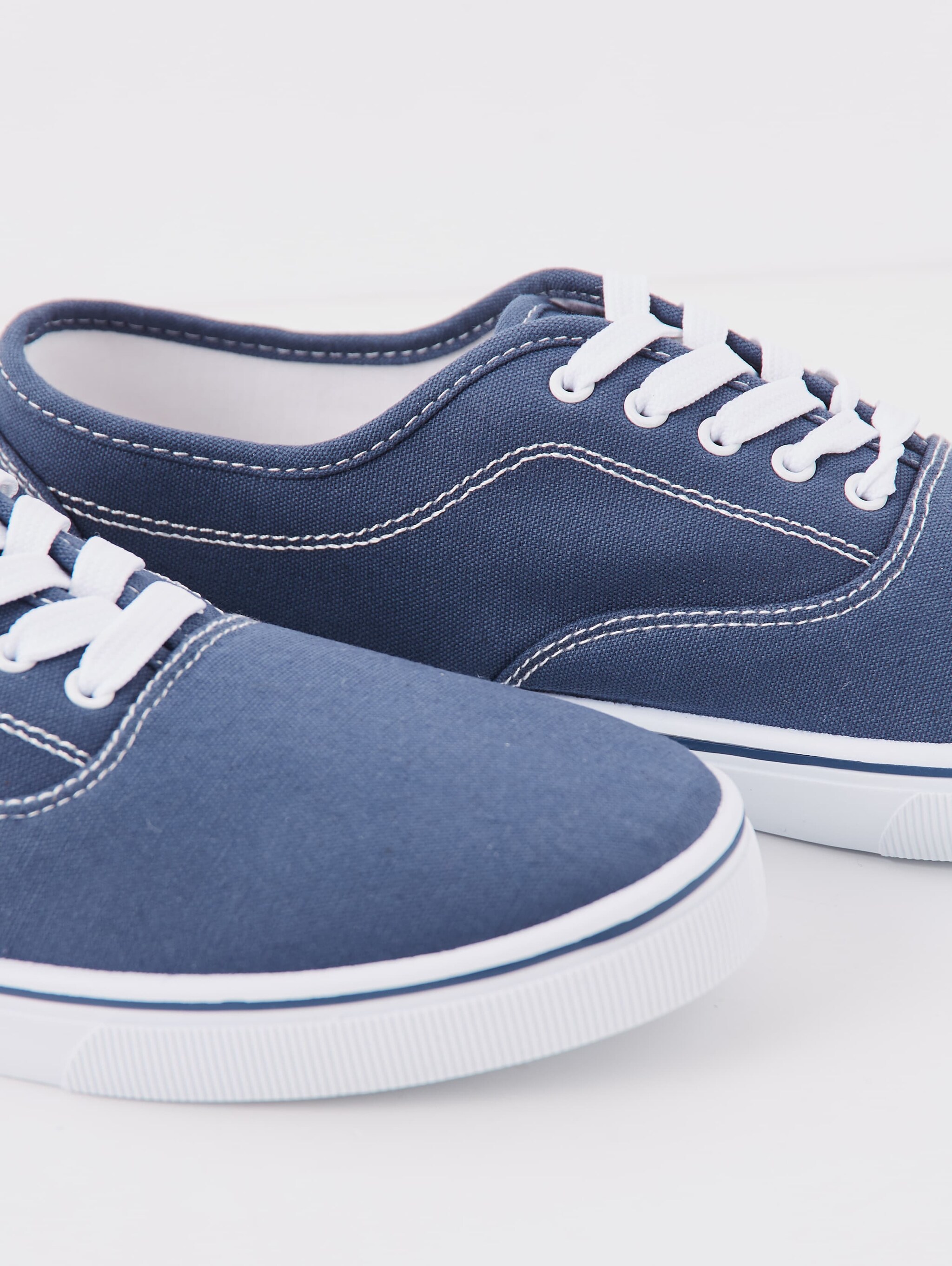 canvas tennis shoes