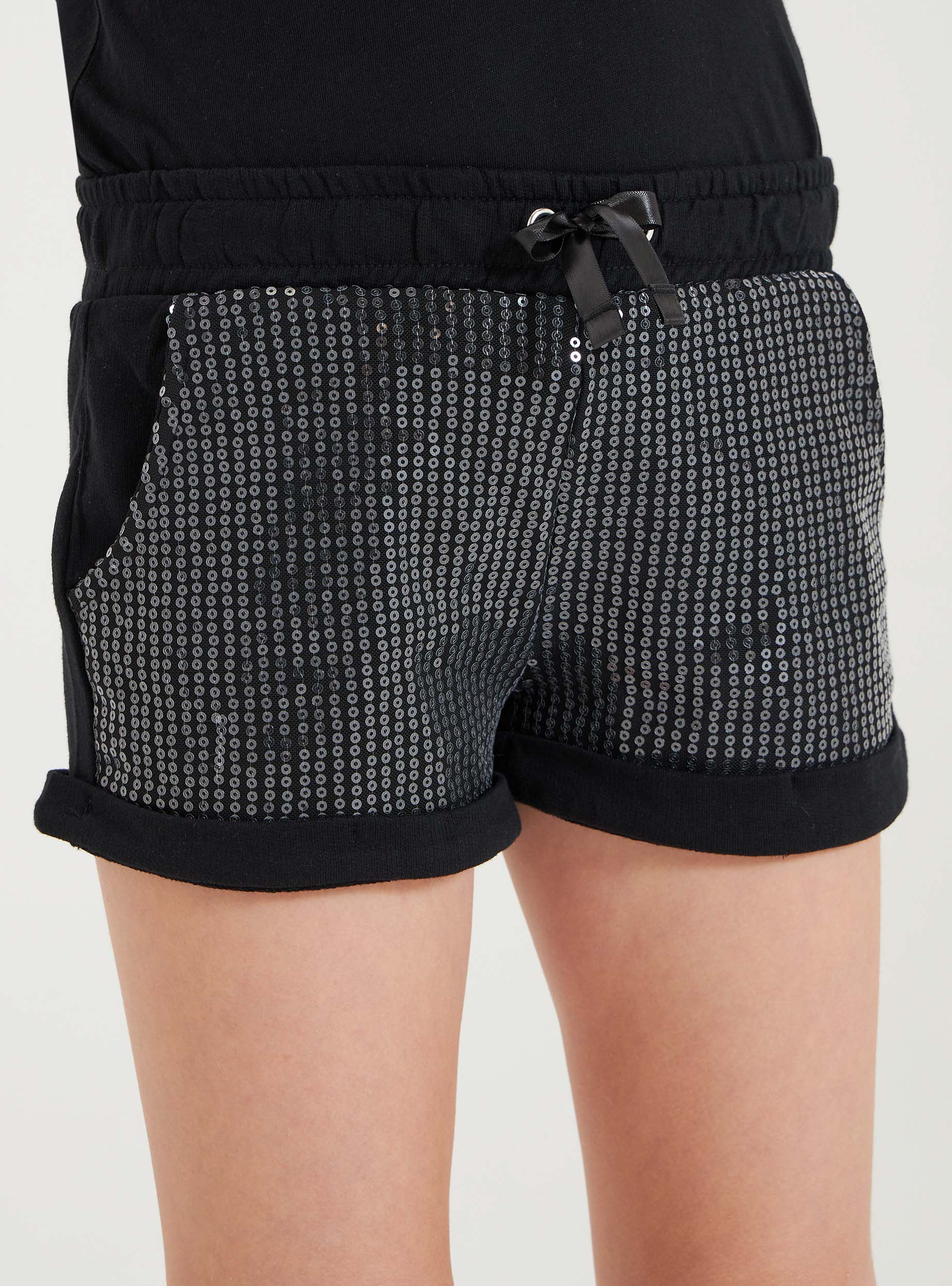 short noir paillette
